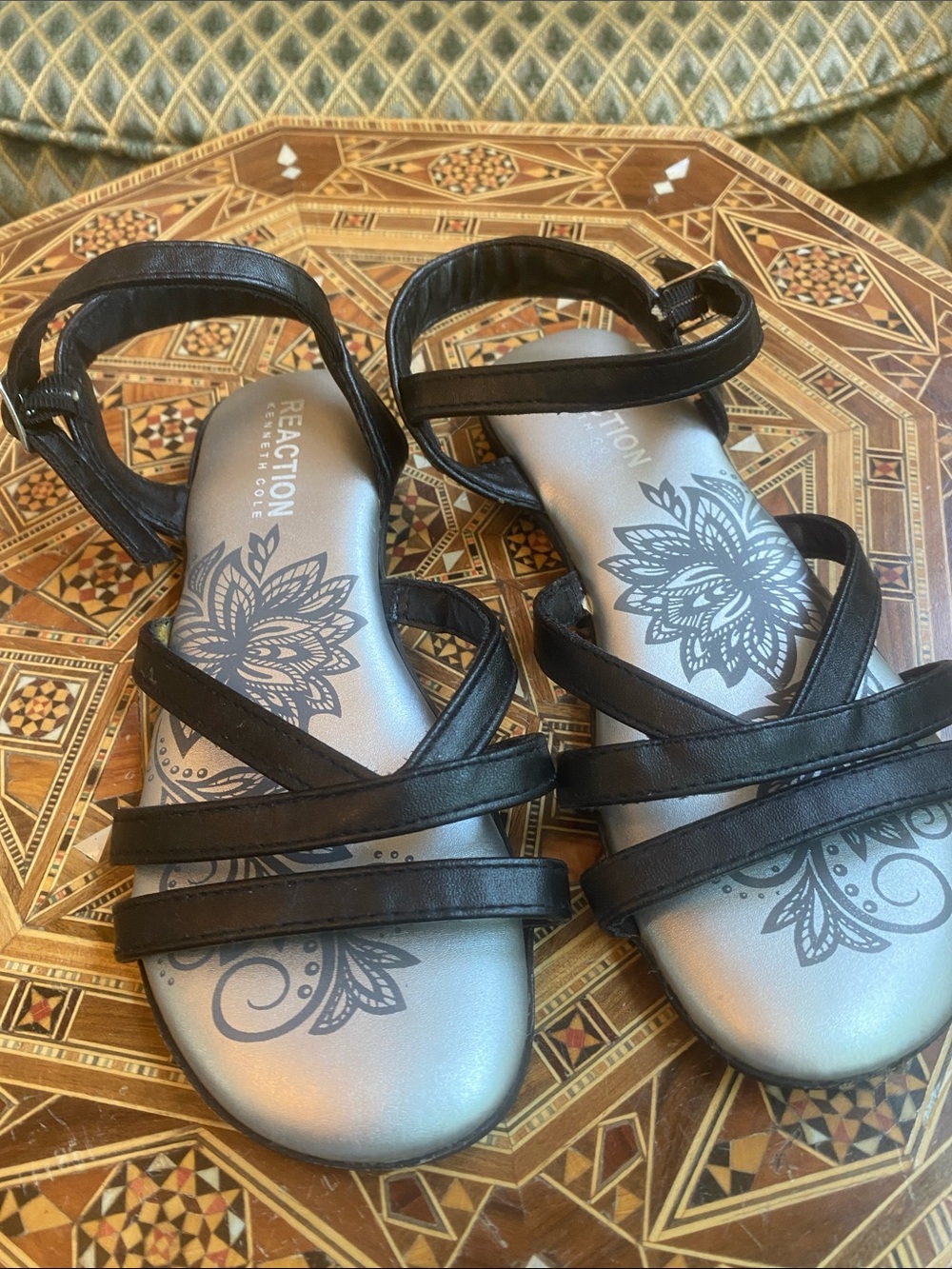 Reaction Kenneth Cole Black Strappy Sandals with Floral Insole
